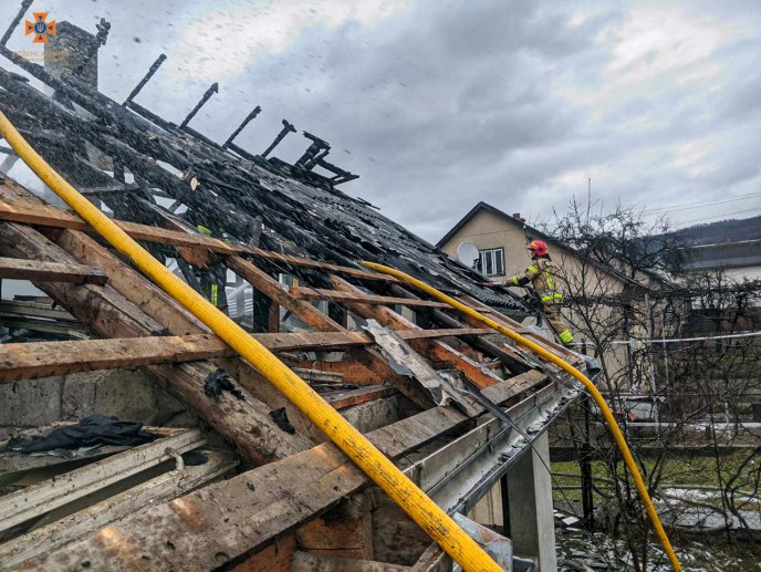 Рятувальники розповіли про пожежу, яку гасили вчора – 04