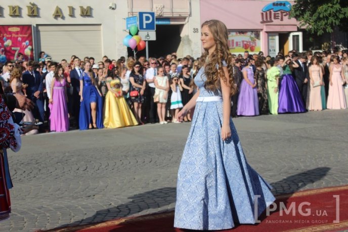 На центральній площі Мукачева проходить "Свято випускників – 2016"  – 27