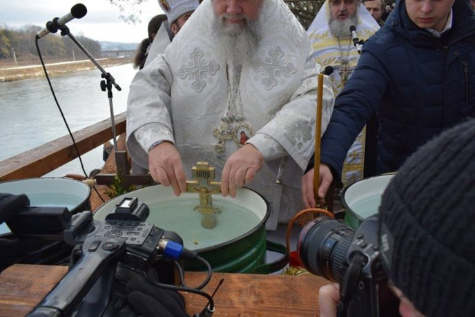Тисячі вірян прийшли помолитись у храми Ужгорода та освяти воду – 03