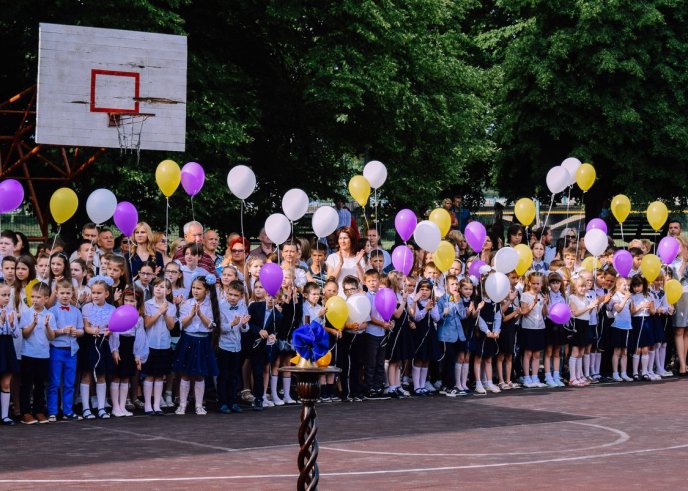 Для 690 ужгородських одинадцятикласників пролунав останній дзвінок – 07