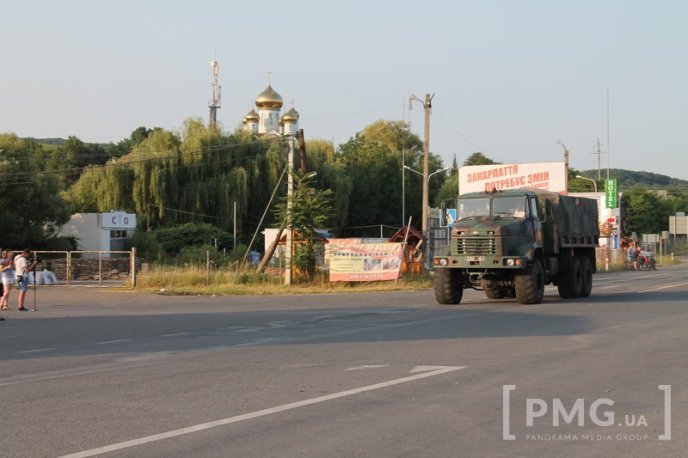 Трасою "Київ-Чоп" у Мукачеві рушили два військових автобуси – 03