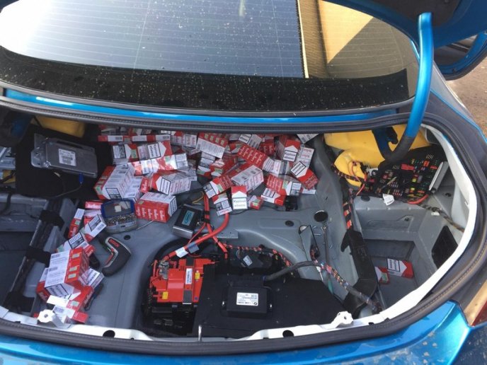 Вранці чоловік намагався перевезти через кордон контрабандні сигарети – 02 Вранці чоловік намагався перевезти через кордон контрабандні сигарети – 02