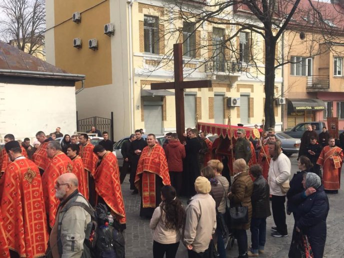 В Ужгороді чимало людей взяли участь у Хресній ході – 03
