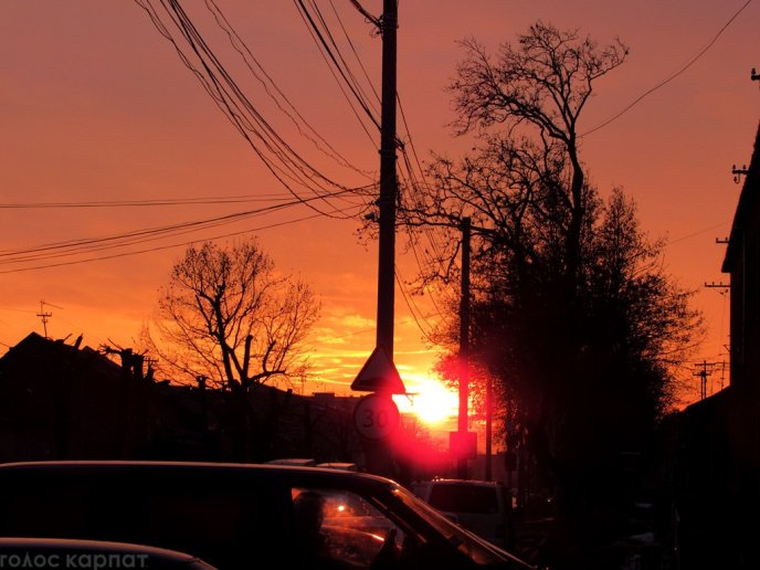 У мережі милуються неймовірно гарним заходом сонця над Мукачевом – 03
