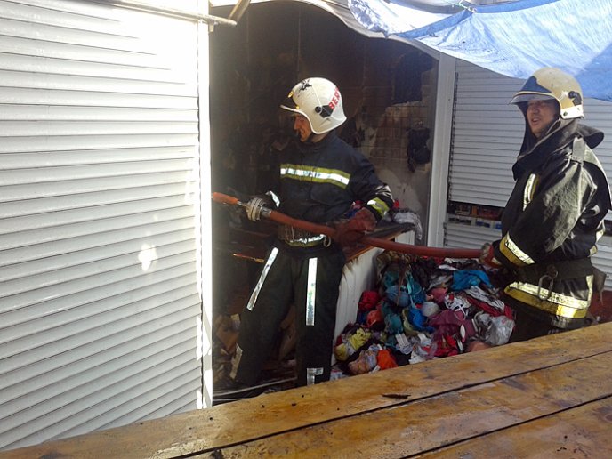 Пожежа на ринку у Берегові: вогонь знищив кілька кіосків – 01