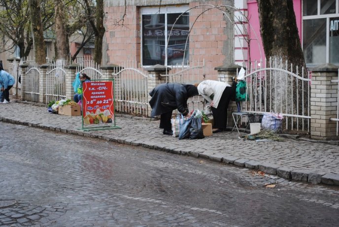 Стихійна торгівля в Мукачеві: влада бачить вибірково (ФОТОРЕПОРТАЖ) – 02
