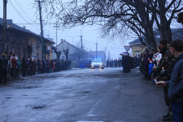 Великоберезнянці на колінах зустріли свого земляка, який загинув у зоні АТО (ФОТО) – 03