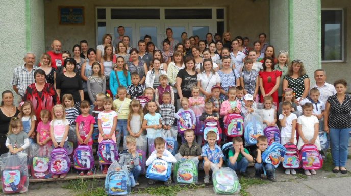 Більше півтори тисячі першачків Рахівщини отримали новенькі ранці з канцелярським приладдям – 02