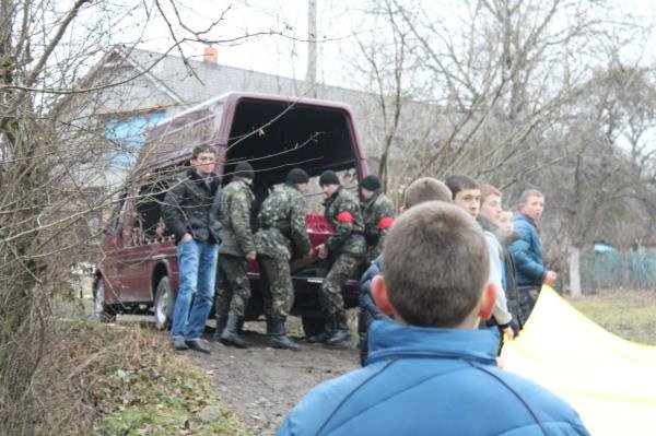 На колінах зі сльозами на очах полеглого "кіборга" зустріли мешканці рідної Ільниці (ФОТО) – 10