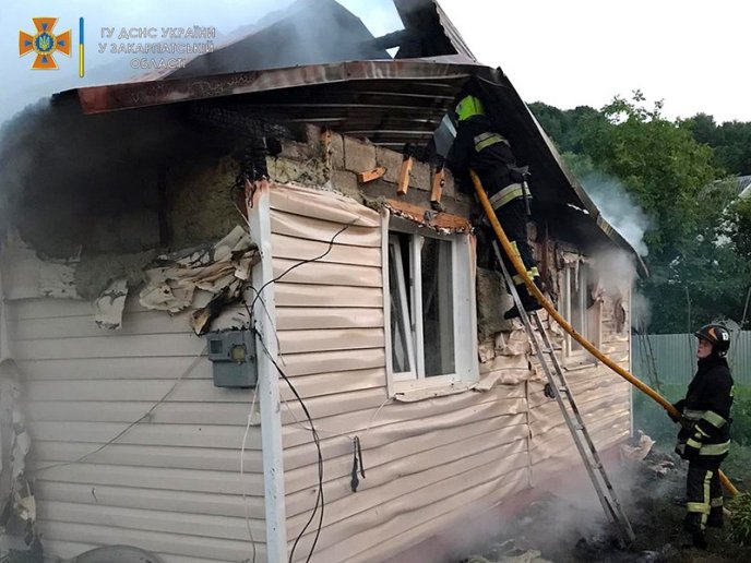 Кинулася будити дітей і матір: рано-вранці спалахнула пожежа – 03