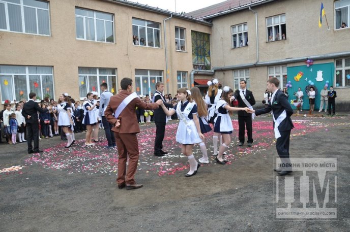 Свято "Останнього дзвоника" зібрало у Мукачівській ЗОШ №7 багато гостей (ФОТОРЕПОРТАЖ) – 40