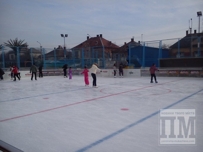 У Мукачеві льодова ковзанка прийняла перших відвідувачів (ФОТО, ВІДЕО) – 01