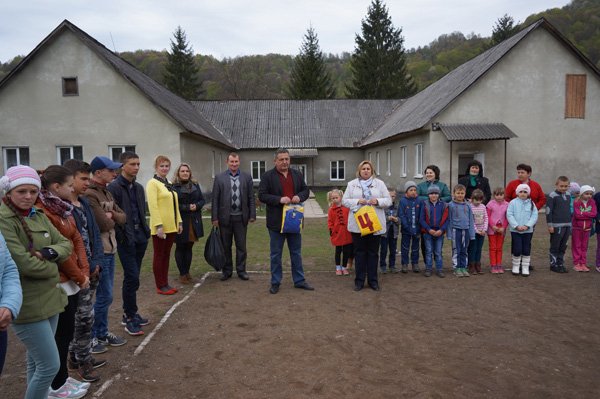 Юним волейболістам з Великої Угольки подарували спортивну форму – 06