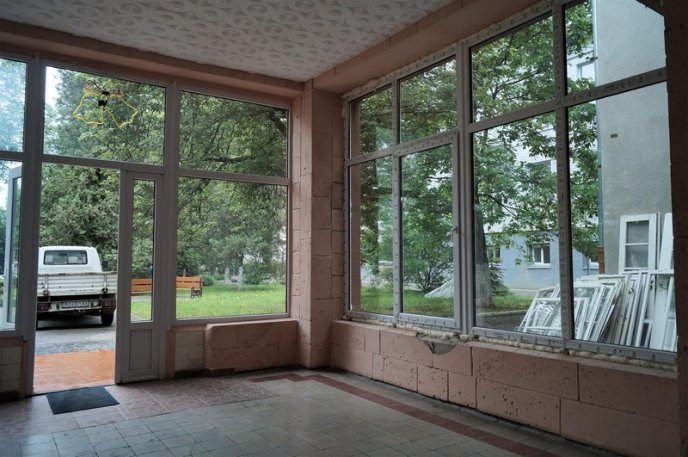 У Мукачівській ЦРЛ замінюють вікна та двері – 04