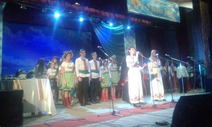 Актори театру "Шарж" взяли участь у фестивалі-конкурсі української духовної сучасної пісні  – 02