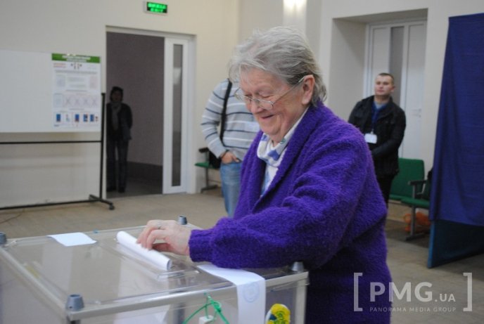 Ужгородець привселюдно порвав три бюлетені, зазначаючи при цьому, що "має право" – 09