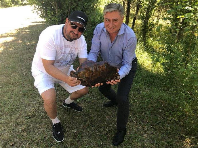 Нардеп Розенблат заявив, що передав музею на Закарпатті шмат бурштину з ящіркою всередині – 02