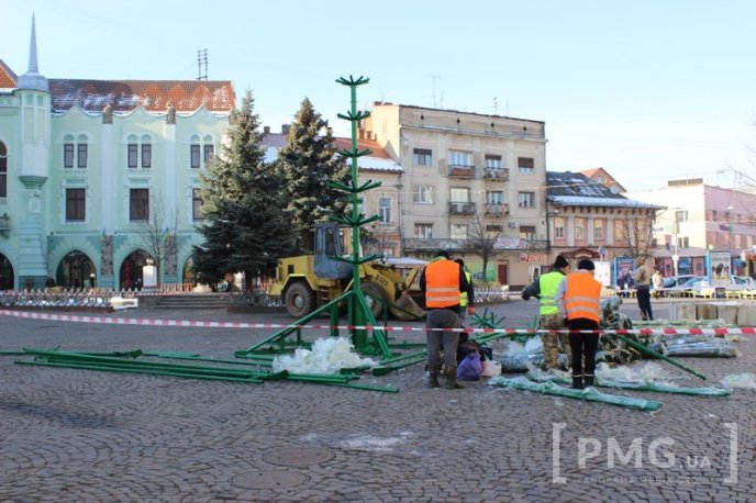У Мукачеві встановлюють головну новорічну ялинку міста, яка буде штучною – 01 У Мукачеві встановлюють головну новорічну ялинку міста, яка буде штучною – 01