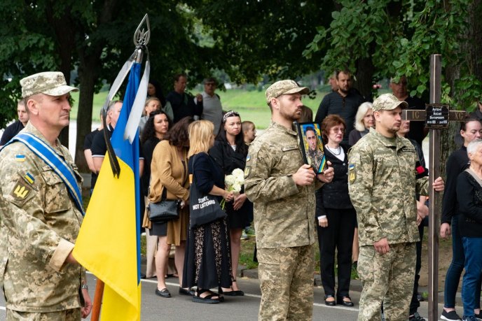 Залишилися мама, дружина, донька: Закарпаття попрощалося з Героєм – 05