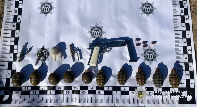 Військовослужбовець зібрав цілий арсенал / фото: Поліція Закарпаття