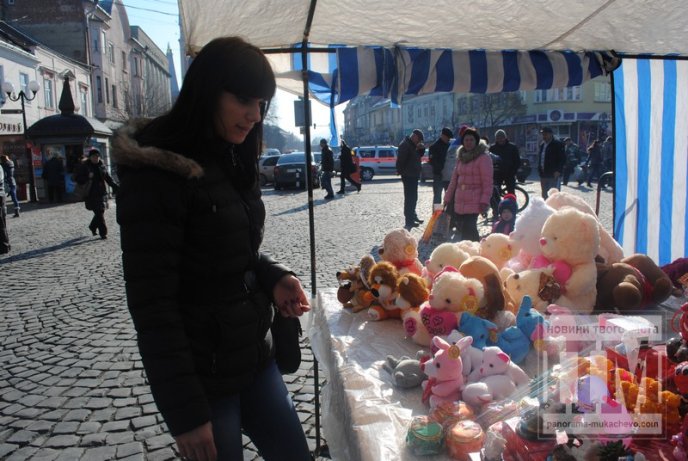 До Дня закоханих у Мукачеві розпочався благодійний ярмарок (ФОТО) – 09 До Дня закоханих у Мукачеві розпочався благодійний ярмарок (ФОТО) – 09