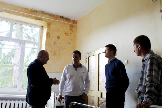 Жахи Хустської райлікарні: дах в аварійному стані й у дощ протікає, по стінах стікає вода, у палатах – грибок та плісень – 01