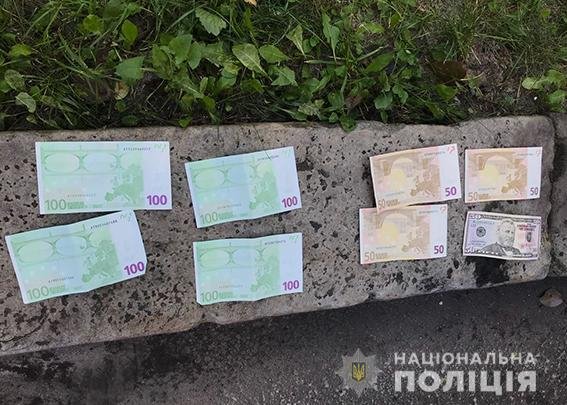 Поліцейські "кришували" вокзальних злодійок, а ті ділились половиною награбованого – 01