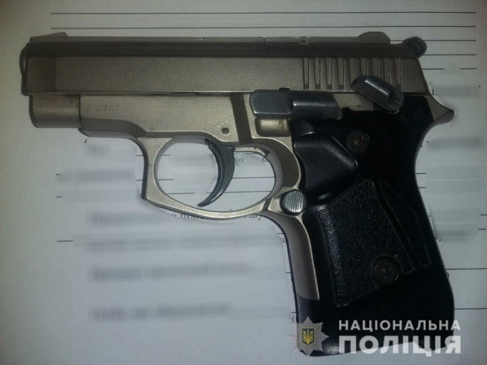 У жителя Рахова поліція вилучила зброю та наркотики   – 02 У жителя Рахова поліція вилучила зброю та наркотики   – 02