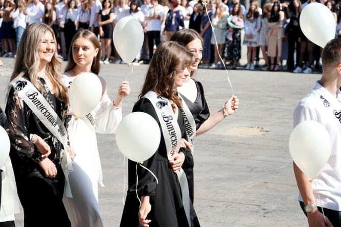 У більшості шкіл Ужгорода пролунав останній дзвоник – 03