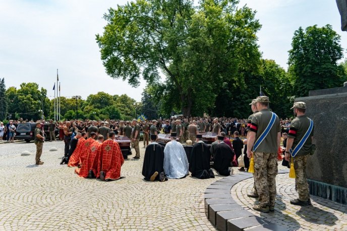Трагічний день для Ужгорода: в місті попрощалися з трьома Героями – 07 Трагічний день для Ужгорода: в місті попрощалися з трьома Героями – 07