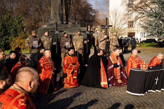 Чорний день для Ужгорода: в місті сьогодні поховали трьох військових – 01