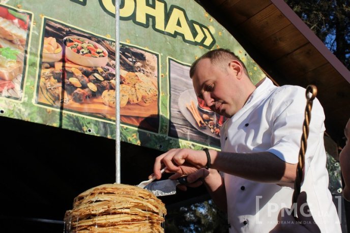 На "Варишській палачінті" у Мукачеві встановили найбільшу вежу з млинців на Закарпатті – 08