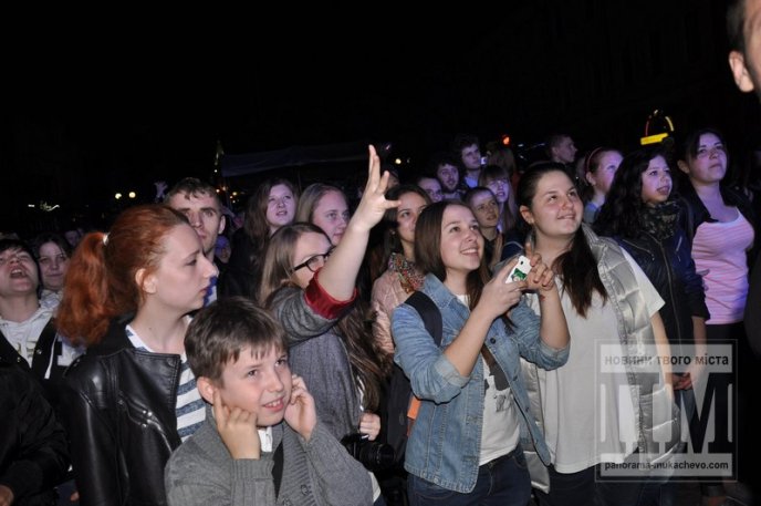 В центрі Мукачева "відгримів" концерт відомого в Україні мукачівського гурту "Without Limits" (ФОТО) – 15