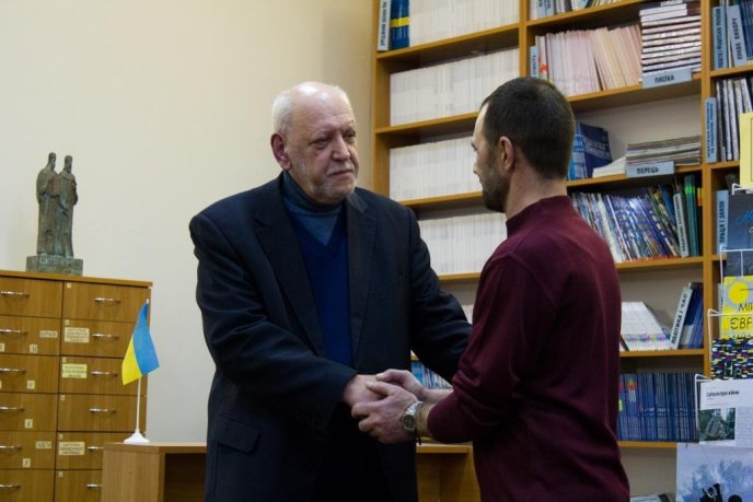 В Ужгороді відкрили фотовиставку учасника АТО "Духовна війна: озброєні книгою" – 09