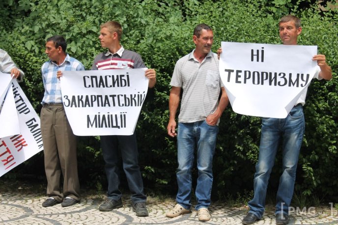 "Віктор Балога – зрадник Закарпаття", "Спасибі закарпатській міліції" – в Ужгороді пройшов мітинг поблизу УМВС та ОДА – 03