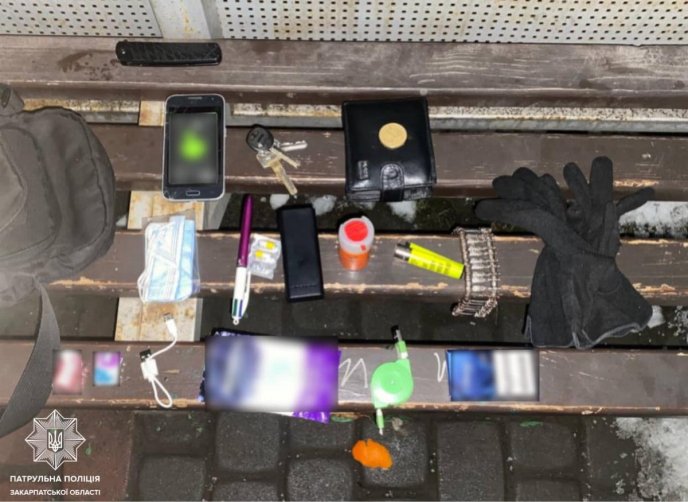 Сидів на автобусній зупинці: поліція розповіла про випадок у Мукачеві – 02