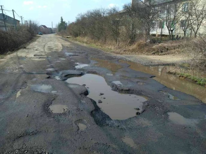 Жахлива дорога, а вказівник взагалі заріс чагарником: у мережі показали один із в’їздів в Ужгород – 03 Жахлива дорога, а вказівник взагалі заріс чагарником: у мережі показали один із в’їздів в Ужгород – 03