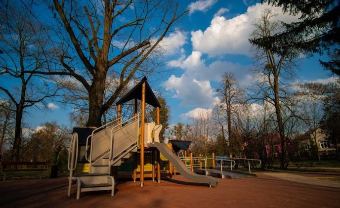 В одному з парків Мукачева облаштували новий дитячий майданчик – 01