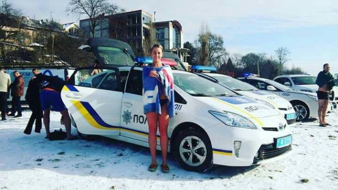 Патрульні поліцейські занурились у холодний Уж – 12