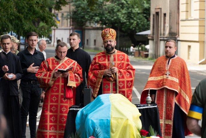 В Ужгороді з військовими почестями поховали загиблого на війні Олександра Грабаря – 03 В Ужгороді з військовими почестями поховали загиблого на війні Олександра Грабаря – 03