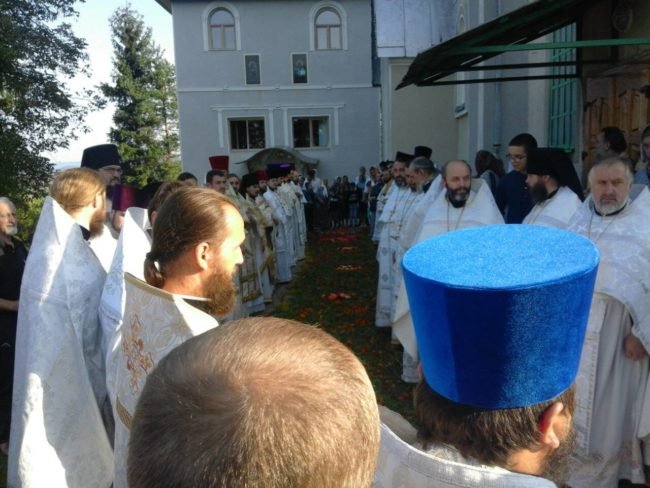 На Закарпаття привезли ковчег із мощами одного з найбільш шанованих святих – 03