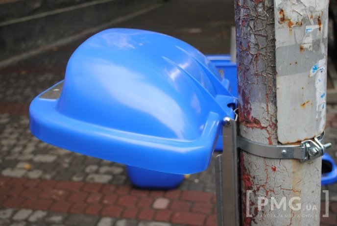 Сміттєві баки європейського зразка встановлюють у Мукачеві – 05