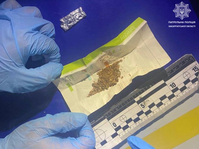 Поліцейські розповіли, що знайшли у чоловіка – 01