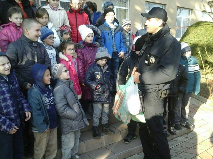 Два екіпажі поліцейських відвідали Мукачівську спеціальну загальноосвітню школу-інтернат І-ІІ ступенів – 02