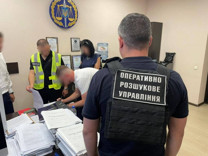 Трьом переправникам, які допомагали чоловікам перетинати кордон, повідомили про підозру – 02