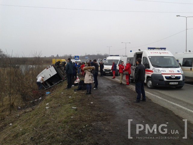 Неподалік Ужгорода жахлива ДТП: мікроавтобус із пасажирами з’їхав у кювет і перекинувся – 01
