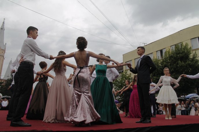 Випускники Мукачева станцювали прощальний вальс – 03