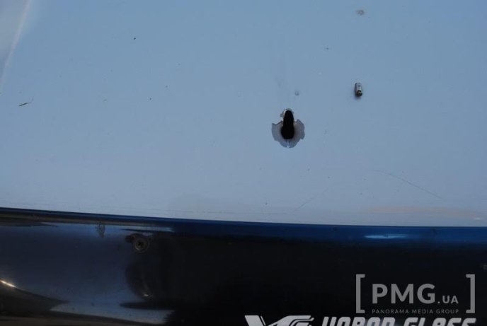 Під час перестрілки у Мукачеві кулі влучили у автосалон "Skoda", АЗС та автомобілі, які проїжджали трасою – 06