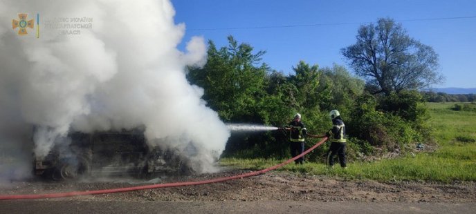 На дорозі згорів вщент Volkswagen Transporter – 02