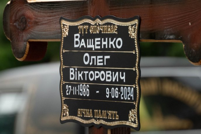 Залишилися мама, донька і брат: Закарпаття попрощалось із полеглим Героєм – 05